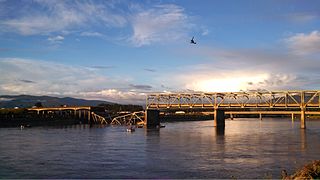 El puente en celosía sobre el río Skagit de la Interestatal 5 colapsó después de que un camión que pasaba golpease un soporte superior.