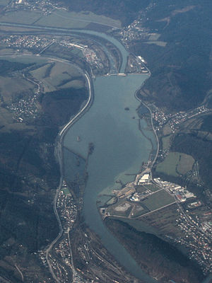 Luftbild des Staubeckens Richtung Westen (2007)