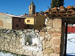 Detalle del campanario de la parroquial de Puebla de San Miguel (Valencia), desde el cementerio viejo, año 2012.