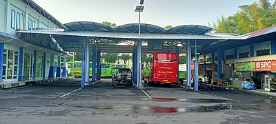 Tampak belakang shelter barat bus antarkota