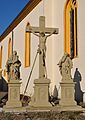 Die Kreuzigungsgruppe vor der Kirche