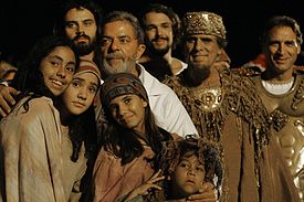 O presidente Lula da Silva posa para foto com elenco do 40º espatáculo da Paixão de Cristo, encenado ao ar livre em Brejo da Madre de Deus, PE, Brasil