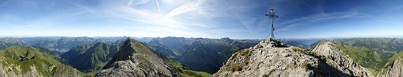 360 graders panorama över delar av Lechquellengebirge. Bergstoppen med bergkors är Zitterklapfen (2 403 m ö.h.).
