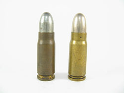 Balra egy 7,65×25 mm Borchardt, jobbra egy 7,63×25 mm Mauser lőszer