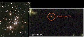 PIA17569: Hubble Frontier Field Abell 2744: изображение скопления галактик Abell 2744, полученное космическим телескопом «Хаббл», со вставкой, показывающей увеличенное изображение области вокруг галактики Abell 2744 Y1[1].