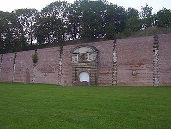 Mur d'enceinte de la citadelle et porte royale (ancienne entrée sud)