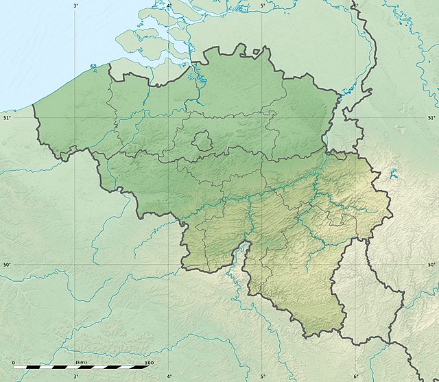 Mapa konturowa Belgii, blisko centrum na lewo znajduje się punkt z opisem „miejsce bitwy”