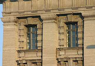Fassadendetail mit Obergeschossfenstern