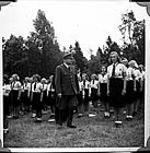 Quisling møter jente- eller småhird under «Borrestevnet», et NS-stevne i Borre nasjonalpark i Vestfold pinsen 1943. Foto: Riksarkivet