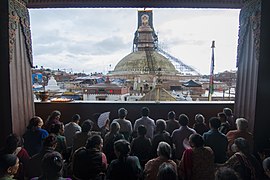 Buddhisté se modlí u příležitosti Buddhy Jayanti (během rekonstrukce chrámu Boudhanáth)
