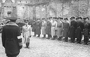 Юзеф Шеринский принимает доклад своего заместителя Якуба Лейкина, май 1941 года.