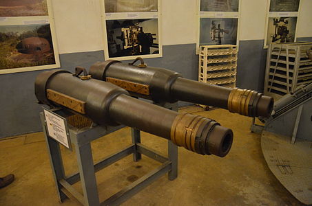 Deux canons de 75 mm R modèle 1932 provenant de l'ouvrage du Mont-des-Welches.