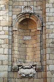 Niche, cartouche et coquille Saint-Jacques