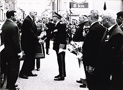 Le président de la République salue le préfet sous le regard du maire M. Dolhem.