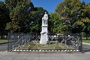 Памятник Христофору Колумбу и перила Скульптура Нины Пинта и Санта-Мария на Маркони Плаза.jpg