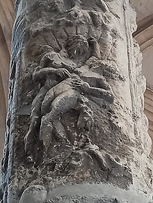 Vue du détail d'une colonne sculptée, scène représentant une femme portée par un homme