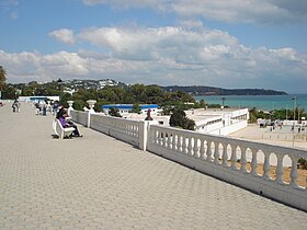 Boulevard am Meer oder Felsen am Strand von La Marsa