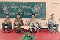 Tahun 80-an: Nombor dua dari kiri merupakan Pengetua SMKSR pertama, Tn. Hj. Seman. Di sebelah kanan beliau ialah En. Jeon bin Husin iaitu GPK 1. Hujung sebelah kanan ialah En. Ahmad bin Selamat yang merupakan bekas guru SMKSR yang telah bertugas di PPD Jasin.