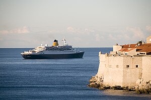 English: Dubrovnik old city and cruise ship Sa...