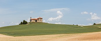 Ermida de Santo Cristo de Miranda, Santa María de las Hoyas, província de Sória, Castela e Leão, Espanha. A ermida foi construída no século XVIII, mas o portal data do século XII e é a única coisa que resta do assentamento anterior (definição 7 576 × 3 074)