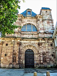 Façade de la chapelle de l'ancien collège des jésuites de Rodez.