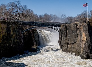 Der Wasserfall und die Fußgängerbrücke zum Basaltfels