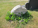 Minnessten för Gunnar Torhamn placerad på Torhamns kyrkas kyrkogård.