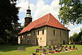 Kirche mit Ausstattung, 10 Grabsteine an der Außenwand der Kirche, Grufthaus, Kriegerdenkmale für die Gefallenen des Ersten und Zweiten Weltkrieges, elf Soldatengräber und Einfriedung sowie Kirchhof