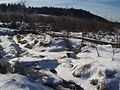 Hiver dans les fagnes. Les ponts en bois permettent de se déplacer sur les landes.