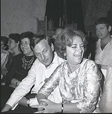 יעקב רכטר עם רעייתו השנייה חנה מרון (מאחוריהם: אורי זוהר), 1966