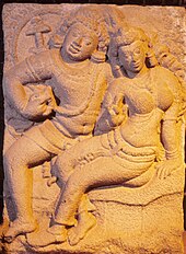 Stèle rectangulaire avec un couple assis en haut-relief.