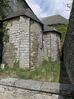 Le chevet : absidioles du XIIe siècle et, à l'arrière-plan, abside à pans coupés du XVIe ou du XVIIe siècle.