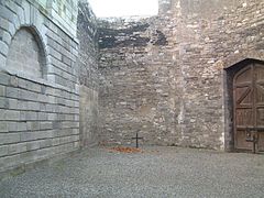 Een ander kruis markeert de plaats van de executie van James Connolly, die zwaargewond zat vastgebonden aan een stoel