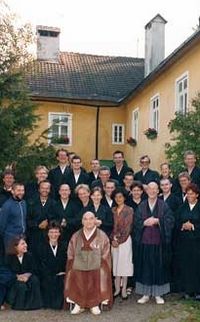 Kyozan Joshu Sasaki Roshi mit Schülern im Buddhistischen Zentrum Scheibbs, 1991