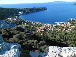 Lopud falu látképe a sziget tetejéről