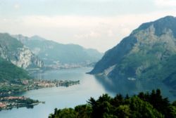 Comosøens forgrening i retning af provinshovedbyen Lecco