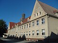 Schule mit Turnhalle und Einfriedung vorm Gebäude (Einzeldenkmal zu ID-Nr. 09209731)