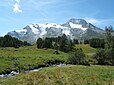 Le hameau du Monal à Sainte-Foy-Tarentaise en Haute-Tarentaise, dans le parc de la Vanoise, en Savoie. En arrière plan, se dresse les faces est du Mont Turia sur la droite du massif et du Mont Pourri au centre (avec la Brèche Puiseux à son pied, côté sud), ainsi que le Dôme de la Sache sur la gauche. Au premier plan, coule paisiblement le ruisseau du Clou.