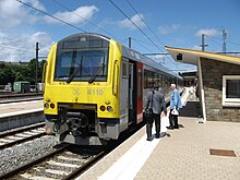 Un train marque l'arrêt à la gare en 2008