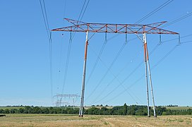 Pylônes "Trianon" d'une ligne à haute tension a Courcoury Charente, août 2013
