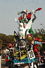 Desfile da mascara vencedora do prémio da paz, apresentado pelo grupo Netos de Bandim. Carnaval de Bissau, 2023