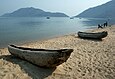 Einbaum-Kanus bei Monkey Bay am Südufer des Malawisees