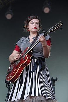 Rosemary Standley, du groupe Moriarty, à la guitare sur scène aux Eurockéennes de Belfort 2011. (définition réelle 3 744 × 5 616)