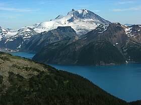 Vue du mont Garibaldi depuis Black Tusk, au nord, avec une partie du lac Garibaldi et La Table en avant du sommet.