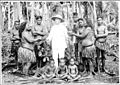 Photo très esthétique et intéressante, presque christique, un missionnaire parmi les Nauruans (1917)