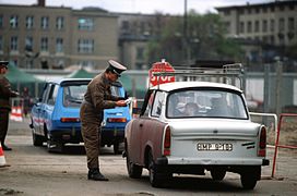 Une Trabant 601 S passant le mur de Berlin le 14 novembre 1989.