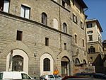 Palazzo peruzzi, lato anfiteatro.JPG