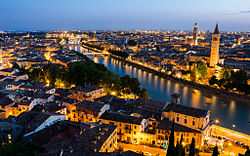 Panorama notturno di Verona.jpg