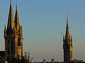 Les tours de la cathédrale Saint-Paul, dressée sur le supposé tombeau du légendaire Conan Mériadec, et le clocher de la collégiale du Kreisker.