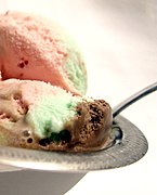Spumoni là một loại kem Ý được làm bằng các lớp màu sắc và hương vị khác nhau, thường chứa các loại trái cây và kẹo.